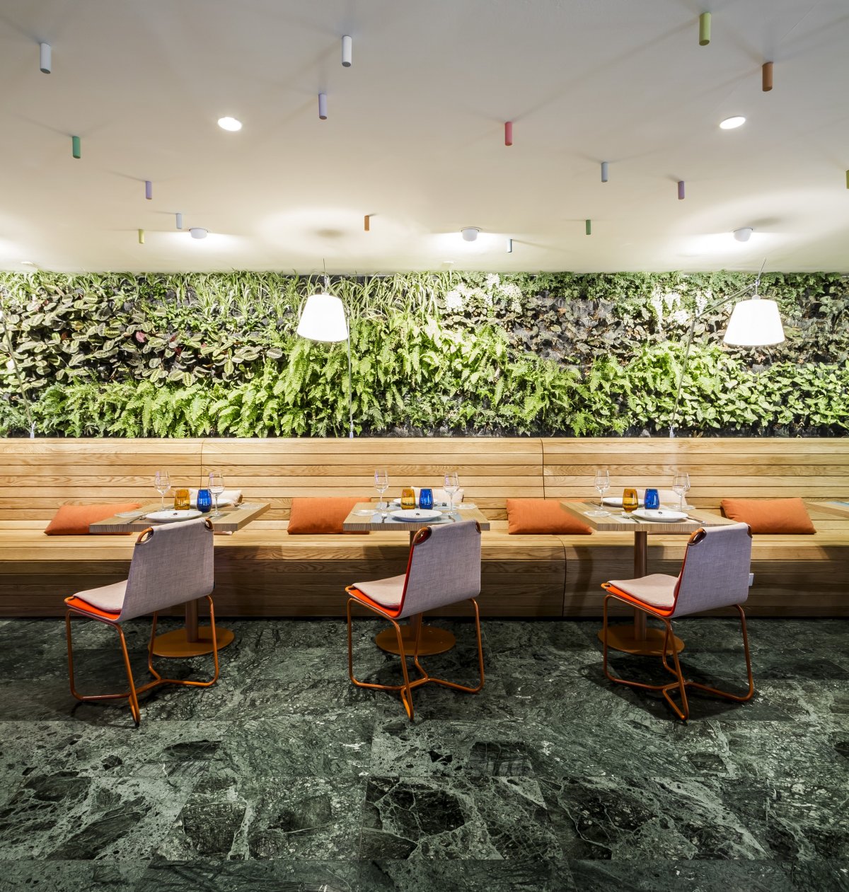 Газон на стене в интерьере кафе