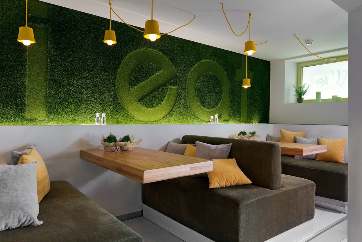 Искусственный газон в интерьере кафе