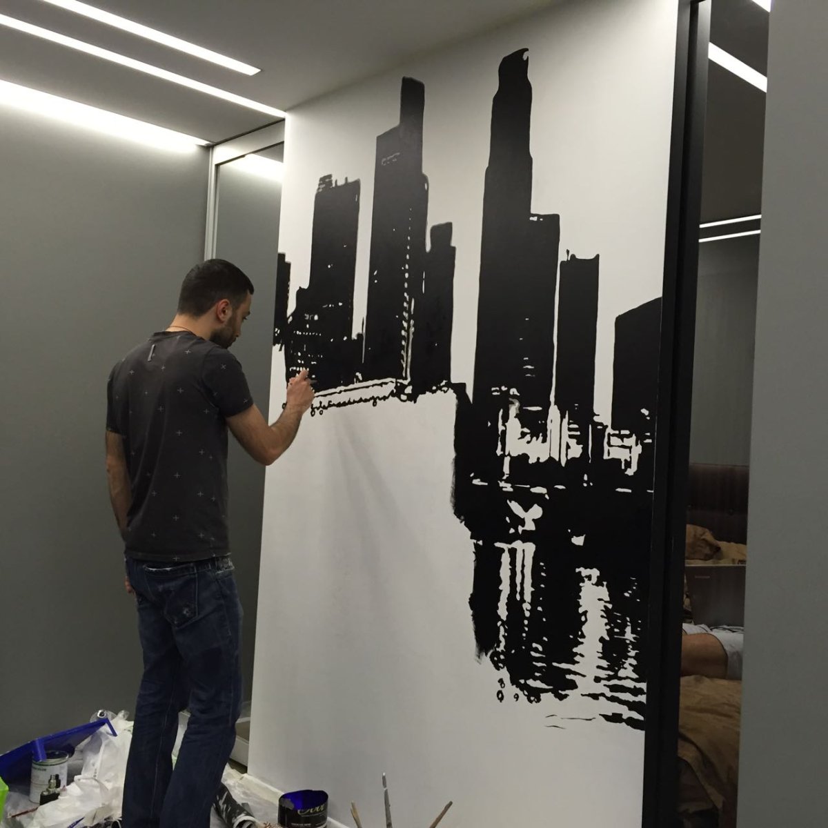 Трафарет стены в интерьере город