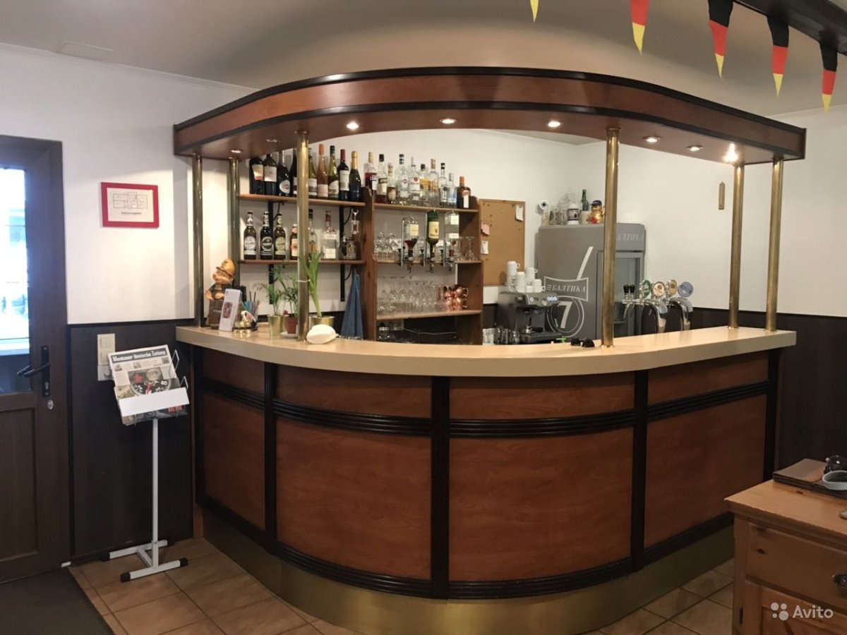 Современная барная стойка в кафе