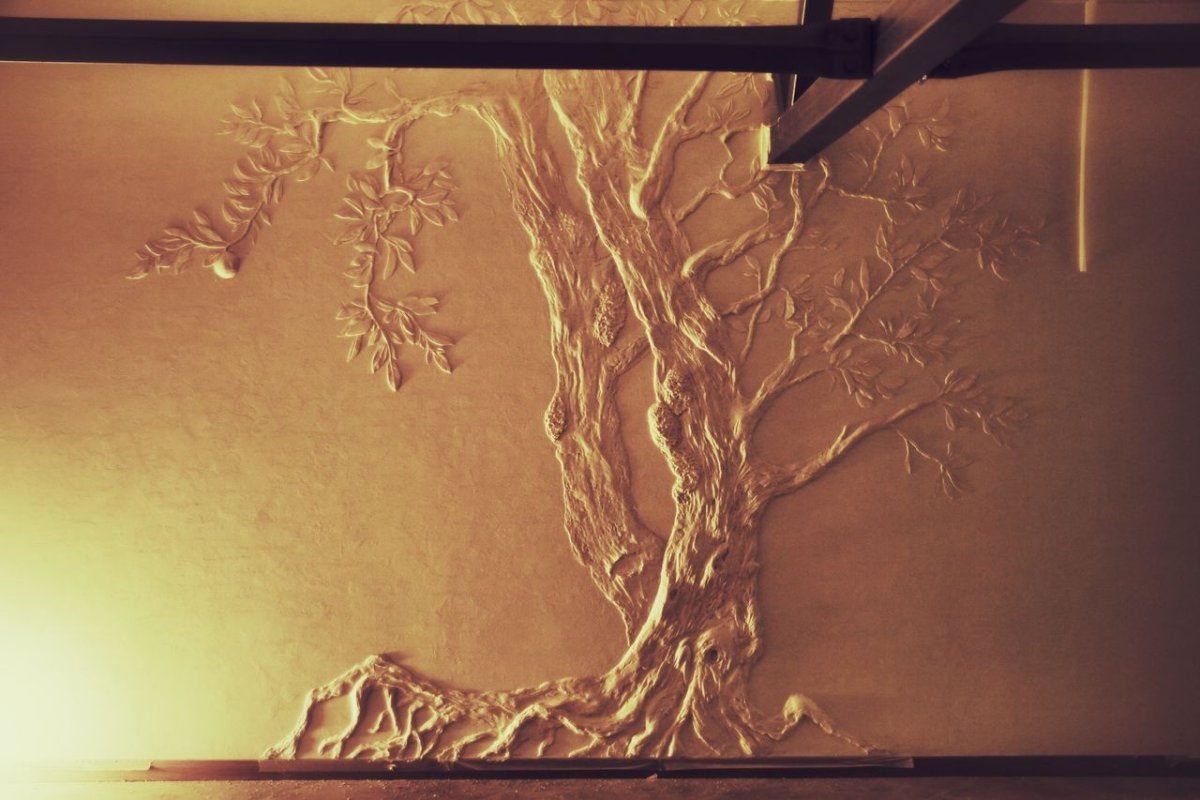 Барельеф на стене