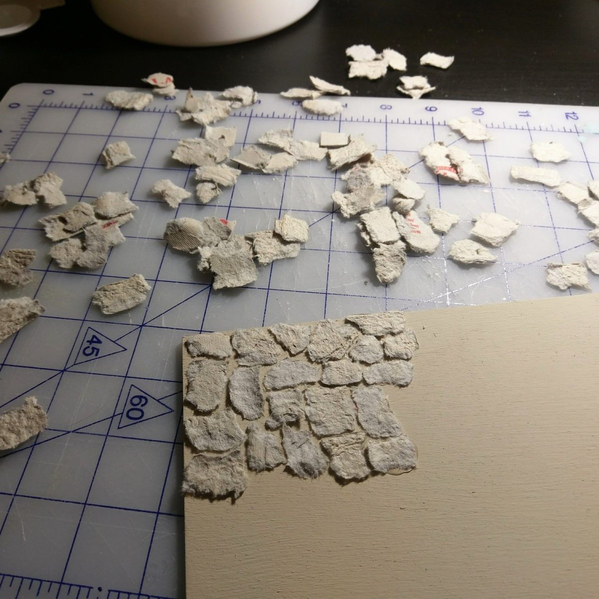 Декоративные кирпичики из яичных лотков