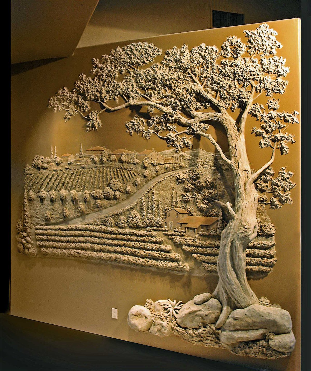 Барельеф на стене и потолке