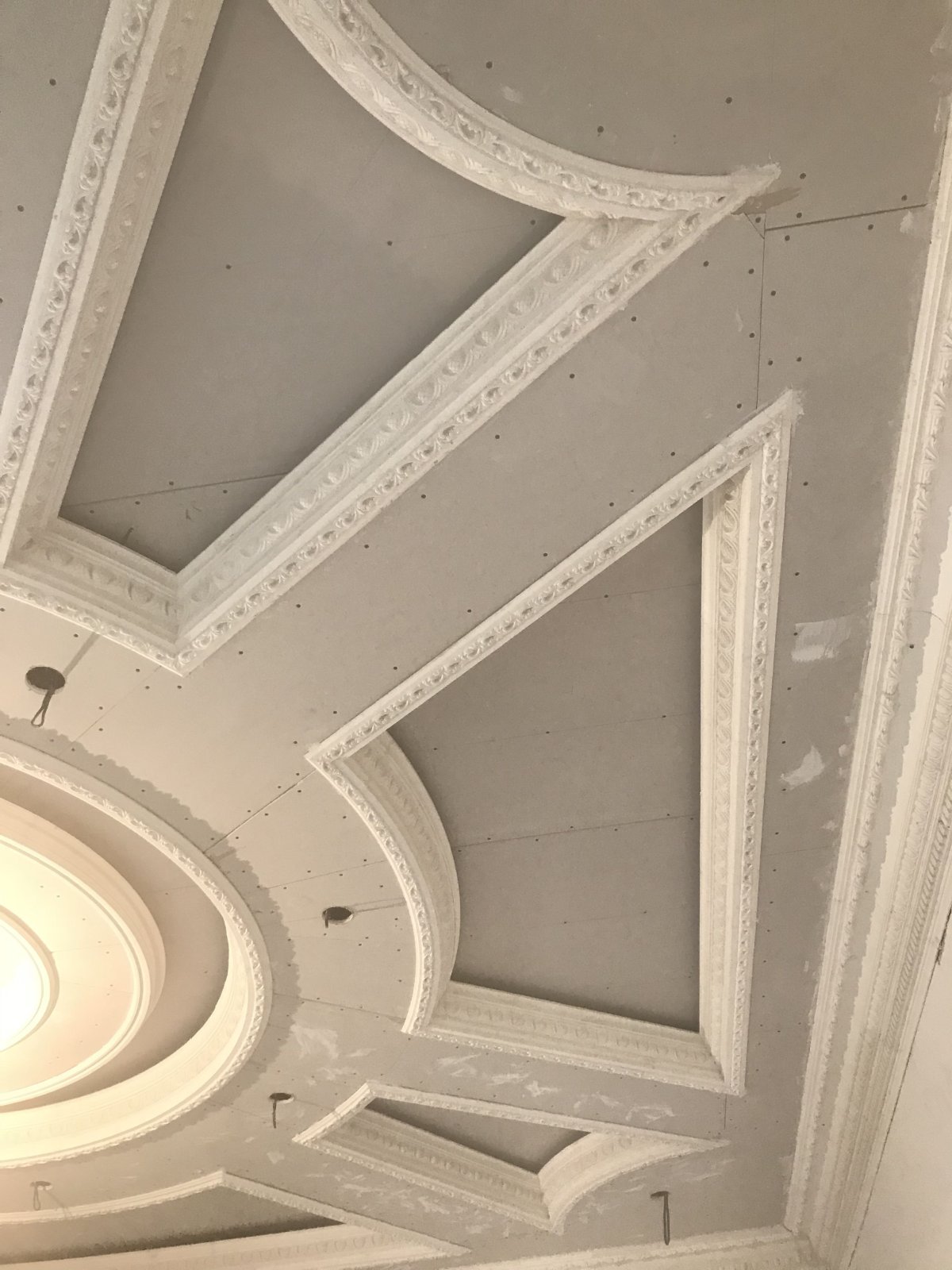 Фигурный гипсокартонный потолок