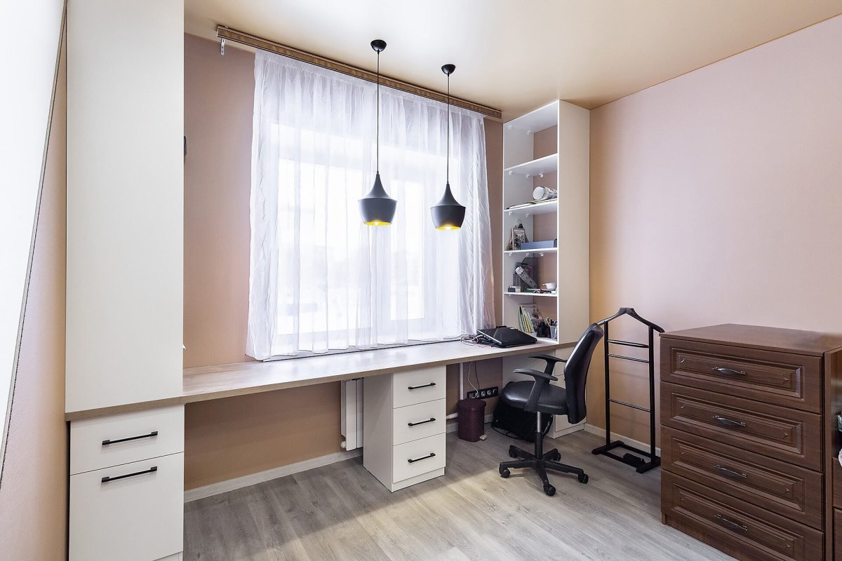 Стол-подоконник в детской