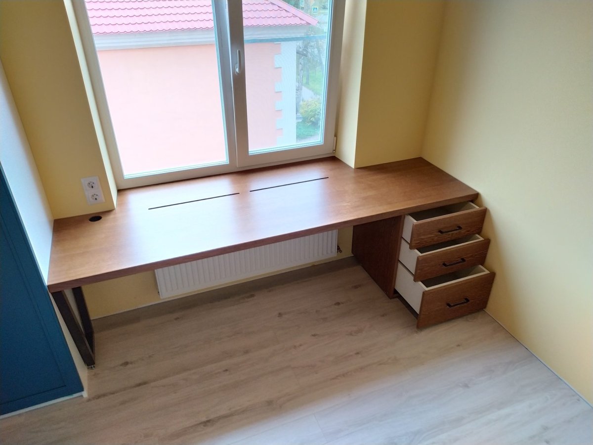 Туалетный столик на подоконнике