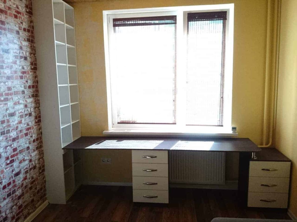 Стол у окна для школьника