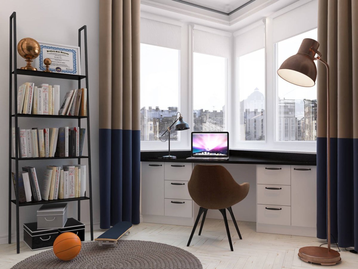 Письменный стол у окна