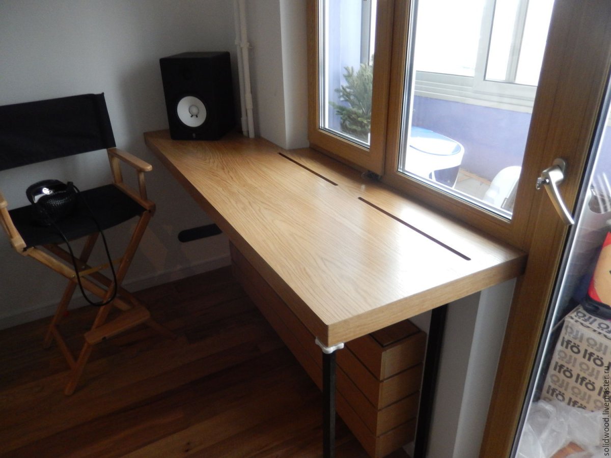 Письменный стол под окном