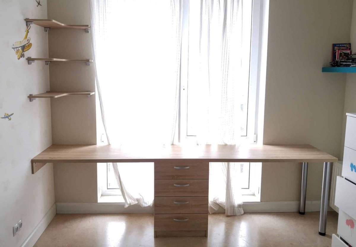 Стол вдоль окна