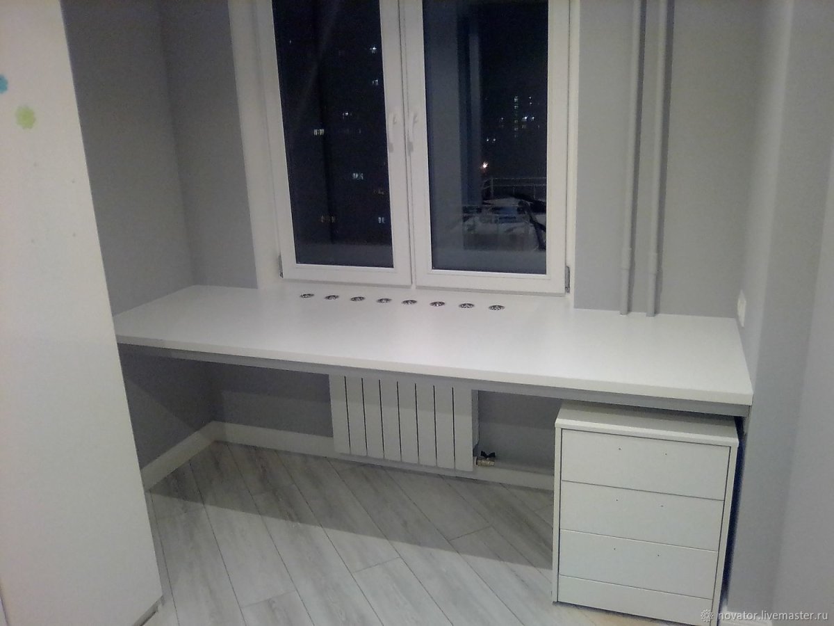 Письменный стол перед окном