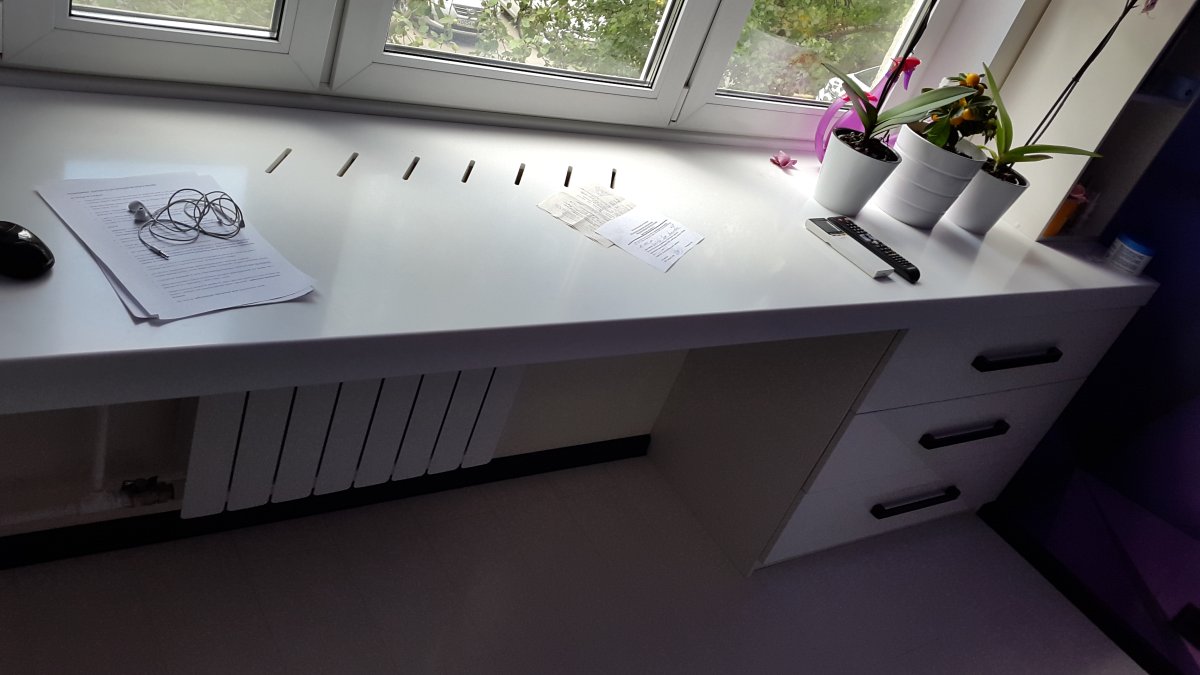 Стол у окна для школьника