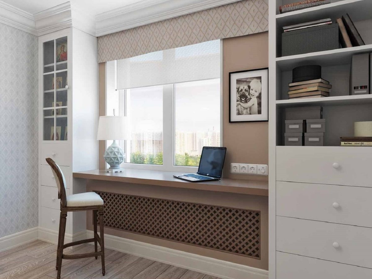 Письменный стол вдоль окна