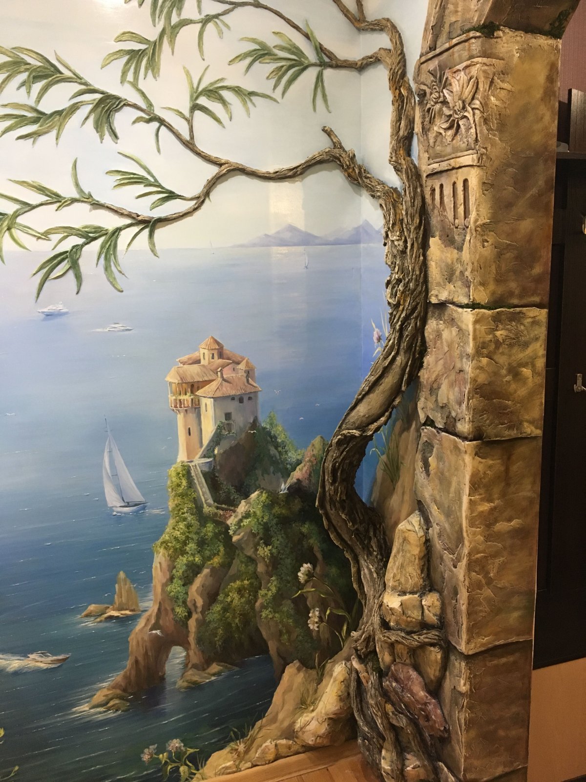 Барельеф дерево на стене