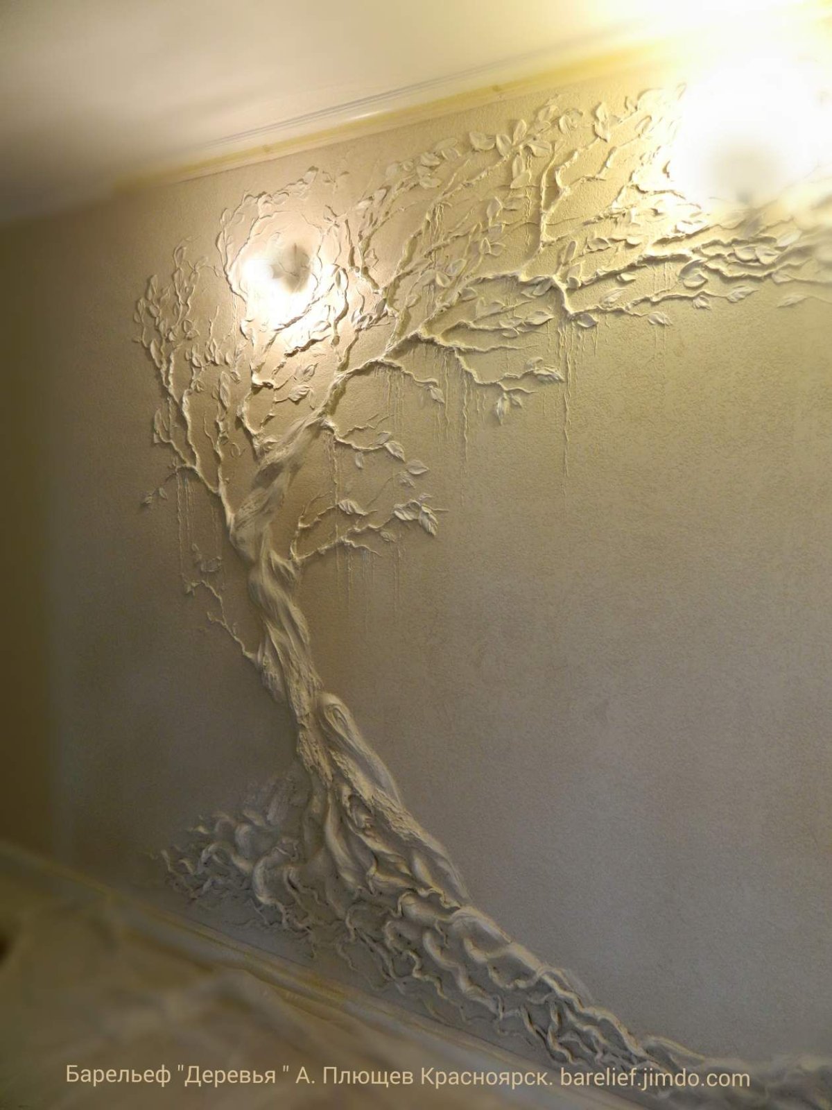 Красивый барельеф на стене