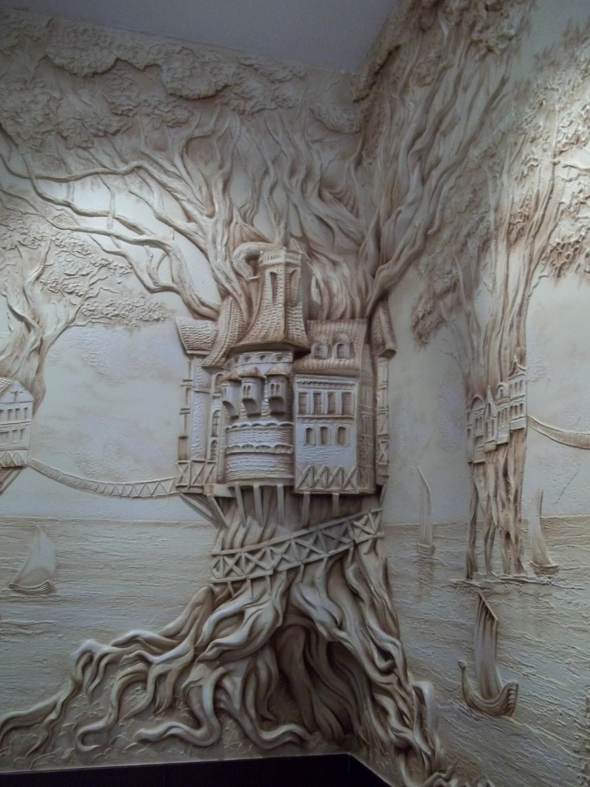 Дерево из гипса на стене