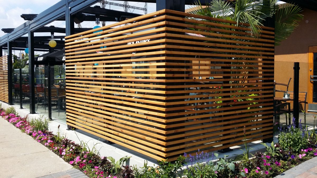 Деревянные жалюзи на веранду