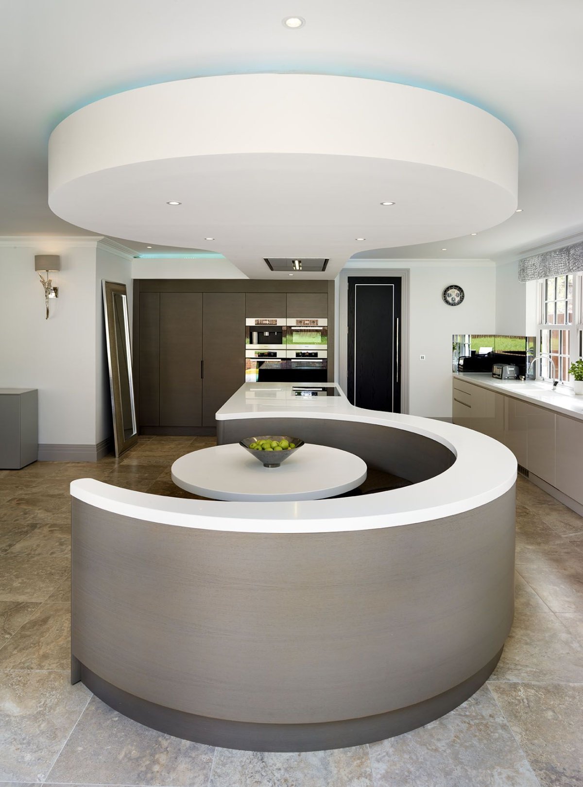 Кухня с круглым островом