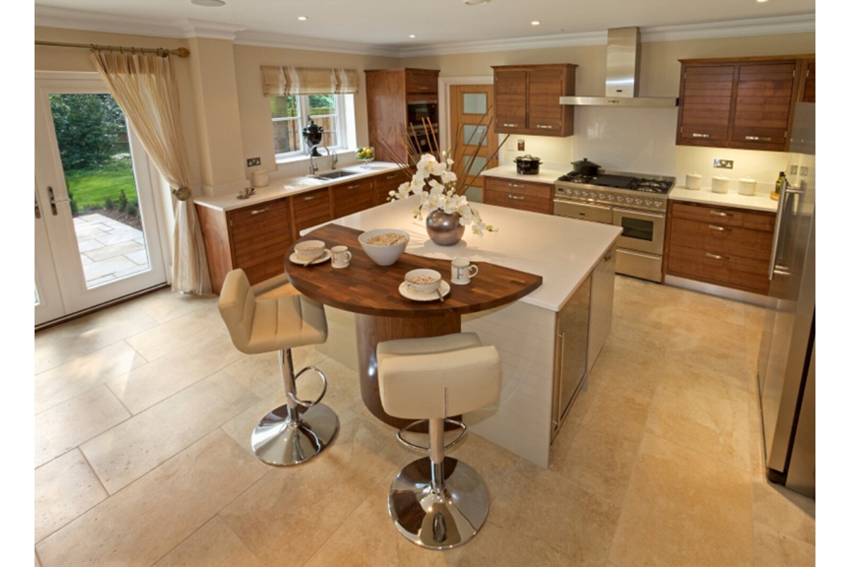 Овальный кухонный остров