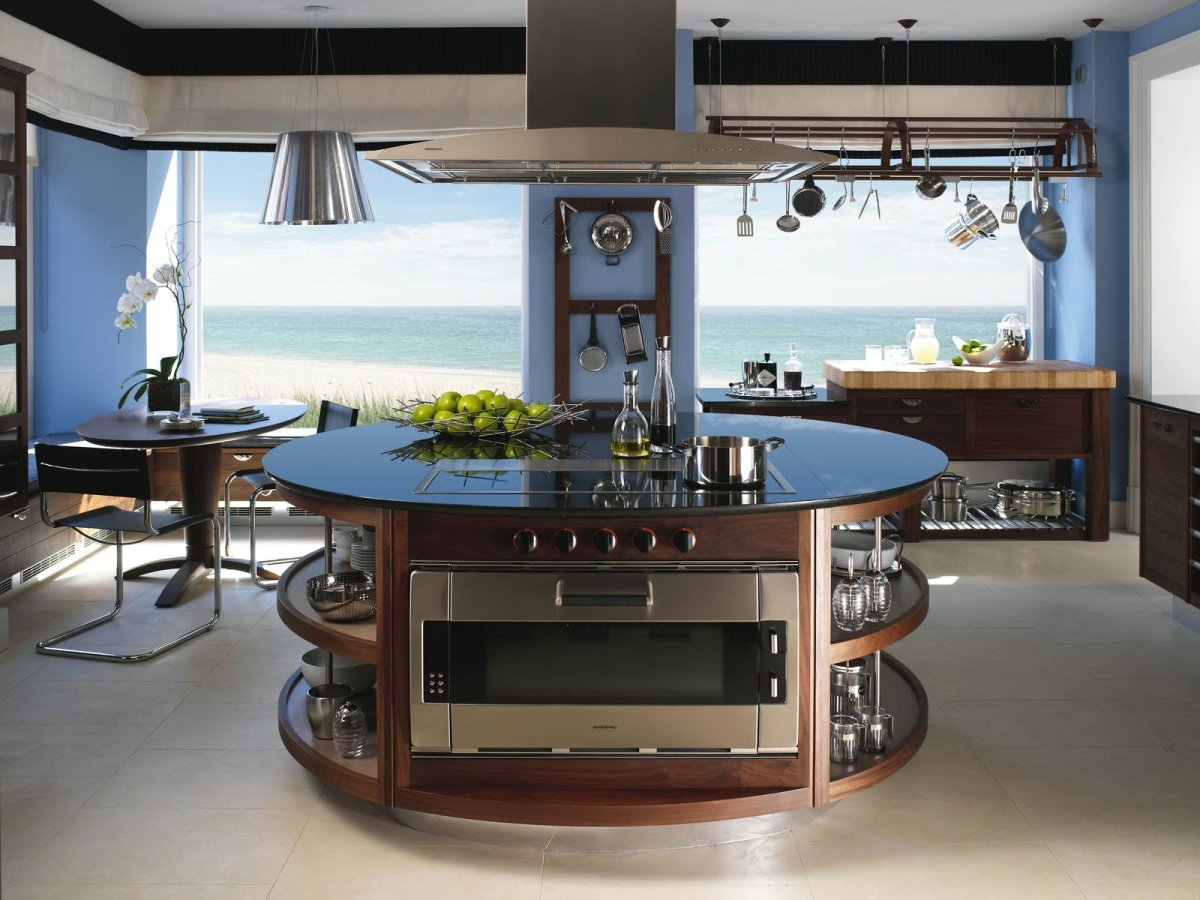 Кухня в центре помещения