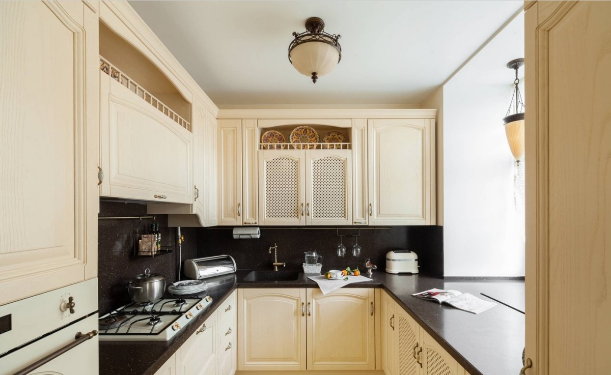 Мойка у окна на кухне