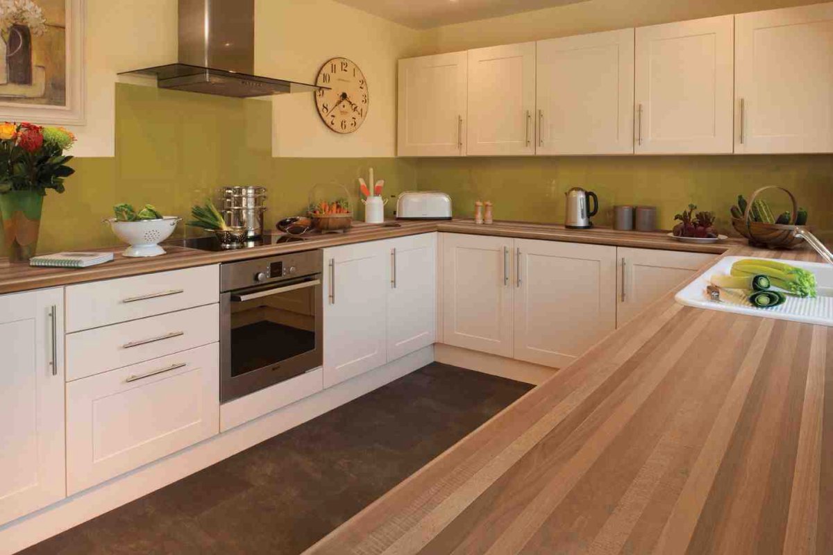 Бело кремовая кухня