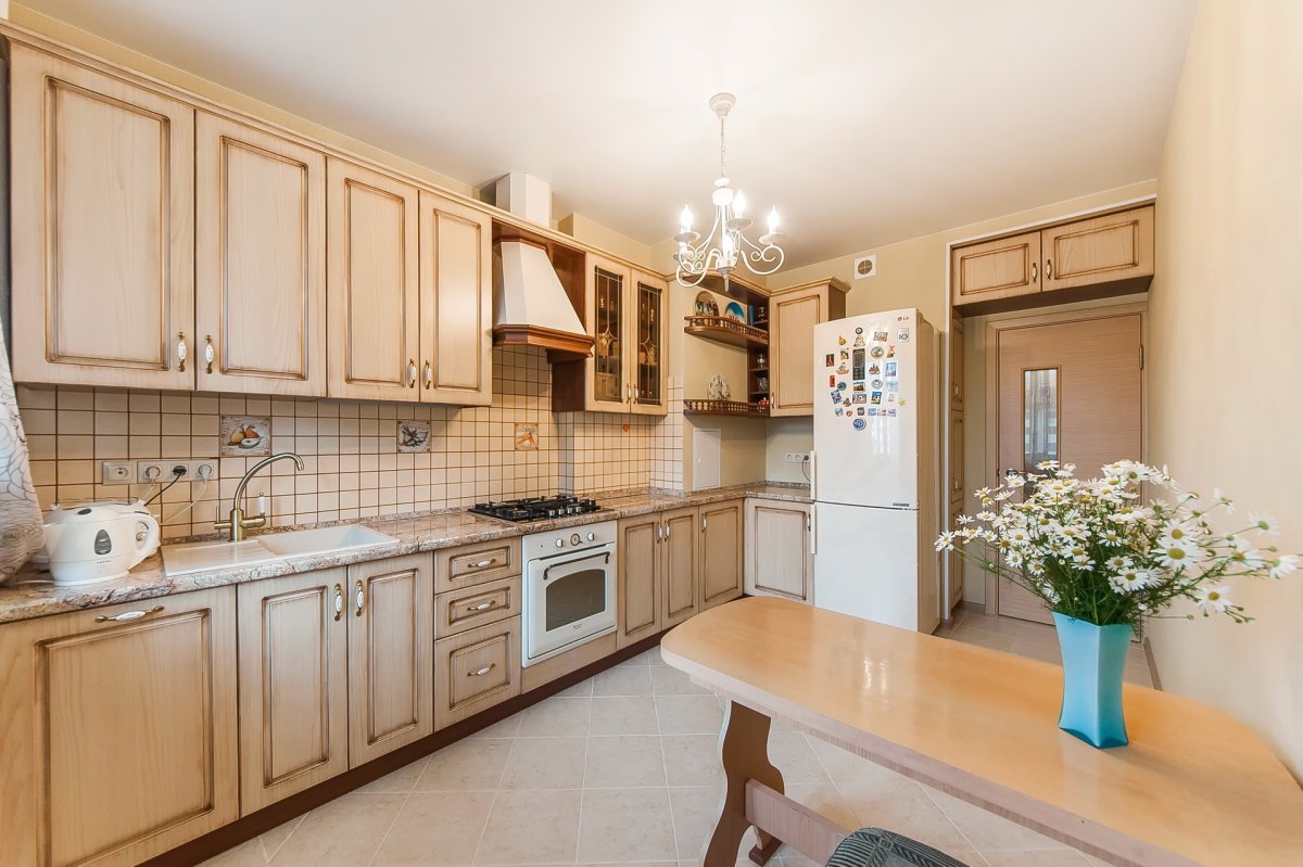 Кухня в бежевых тонах