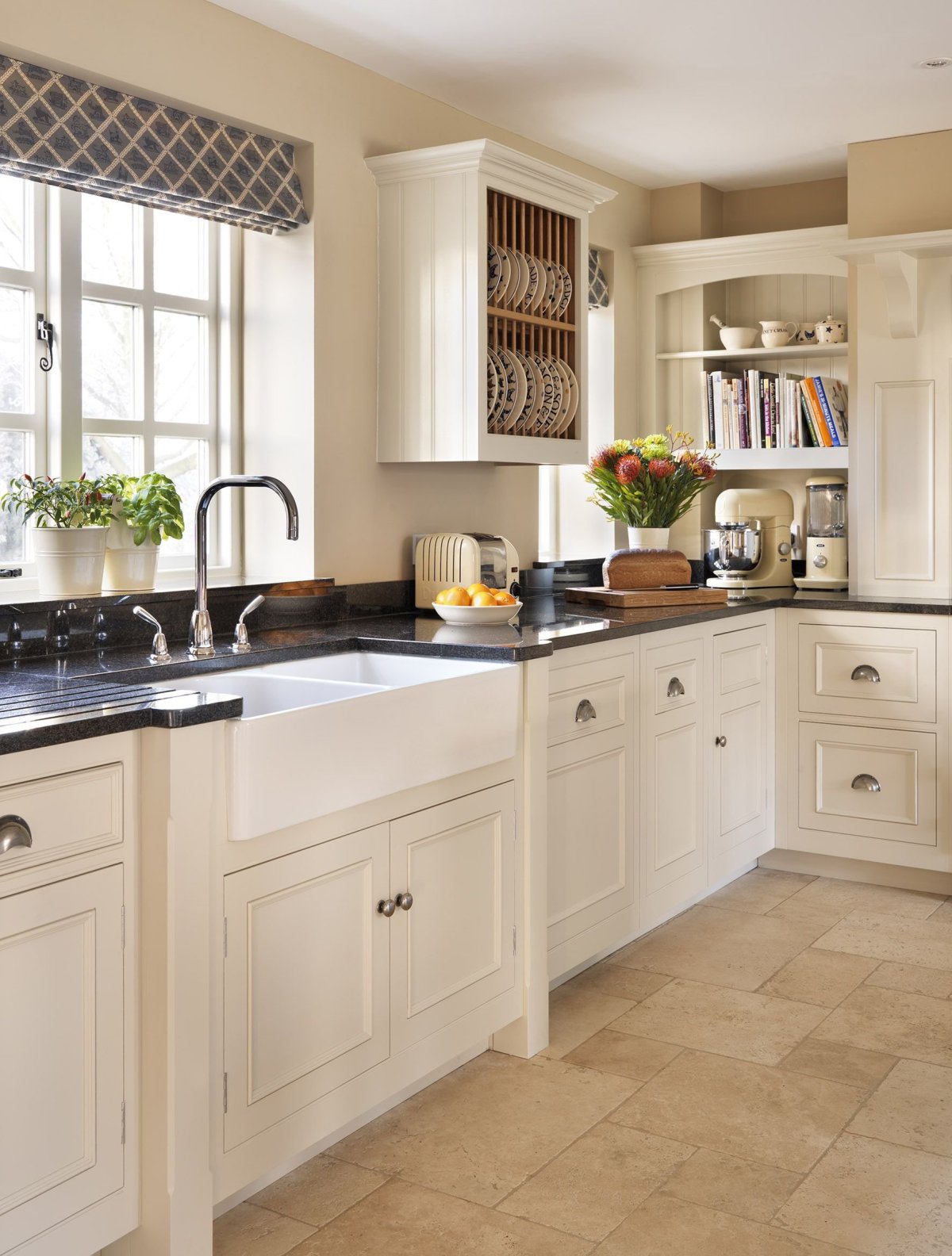 Бежевая кухня с темной столешницей