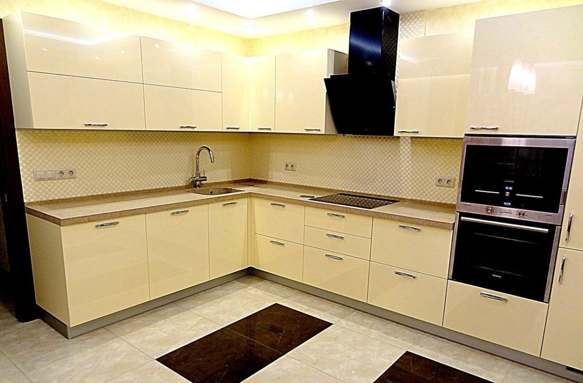 Белая кухня с бежевой столешницей