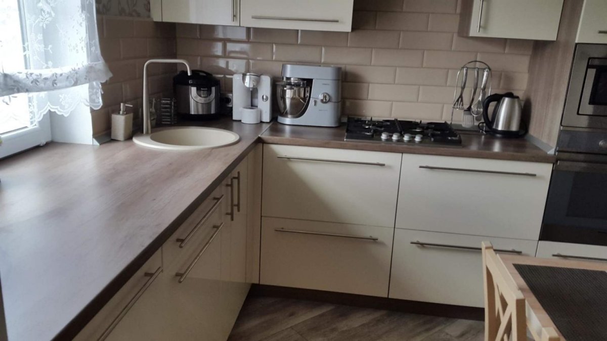 Кухня с темной столешницей