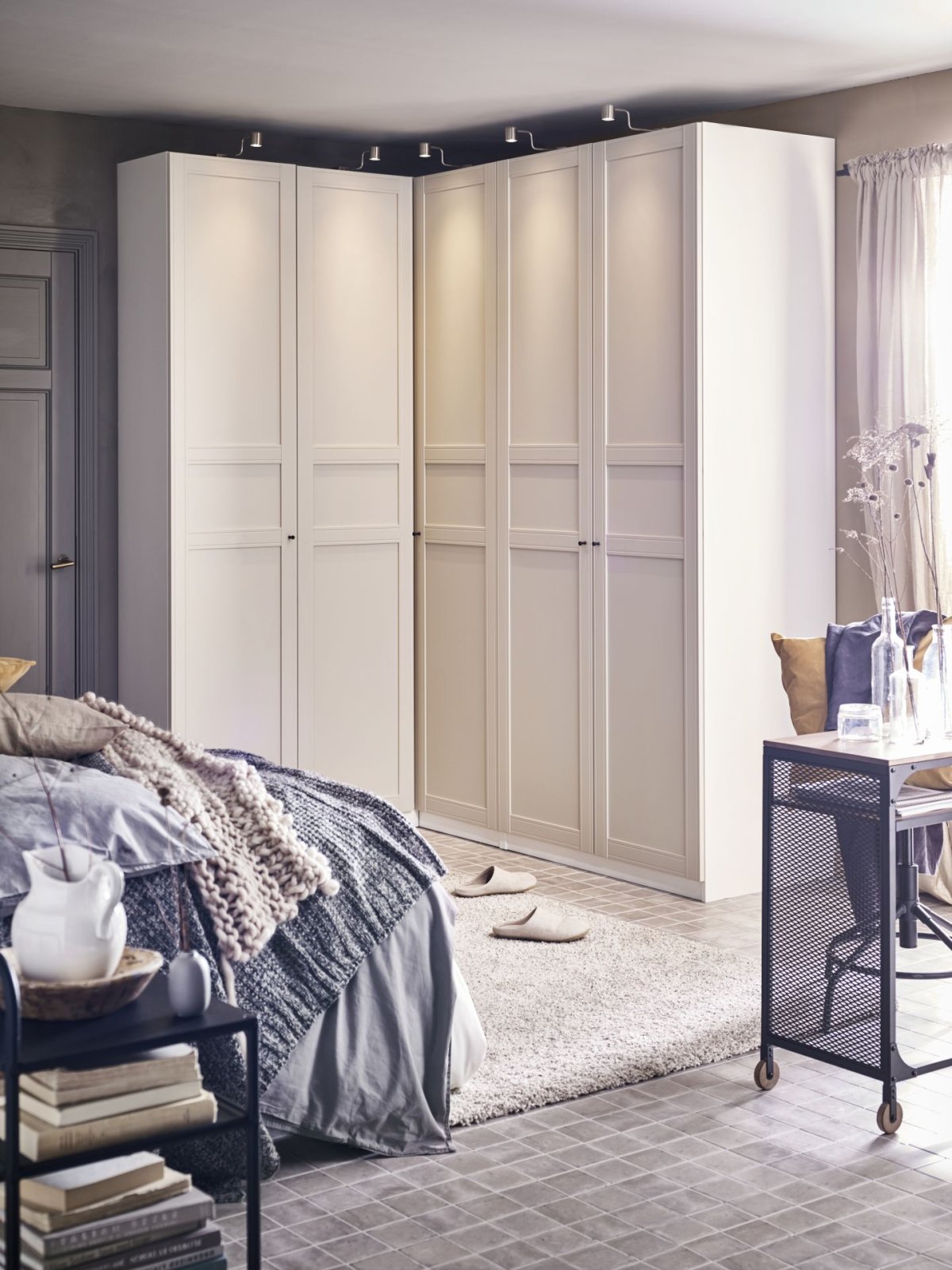 Шкаф в спальню с распашными дверями