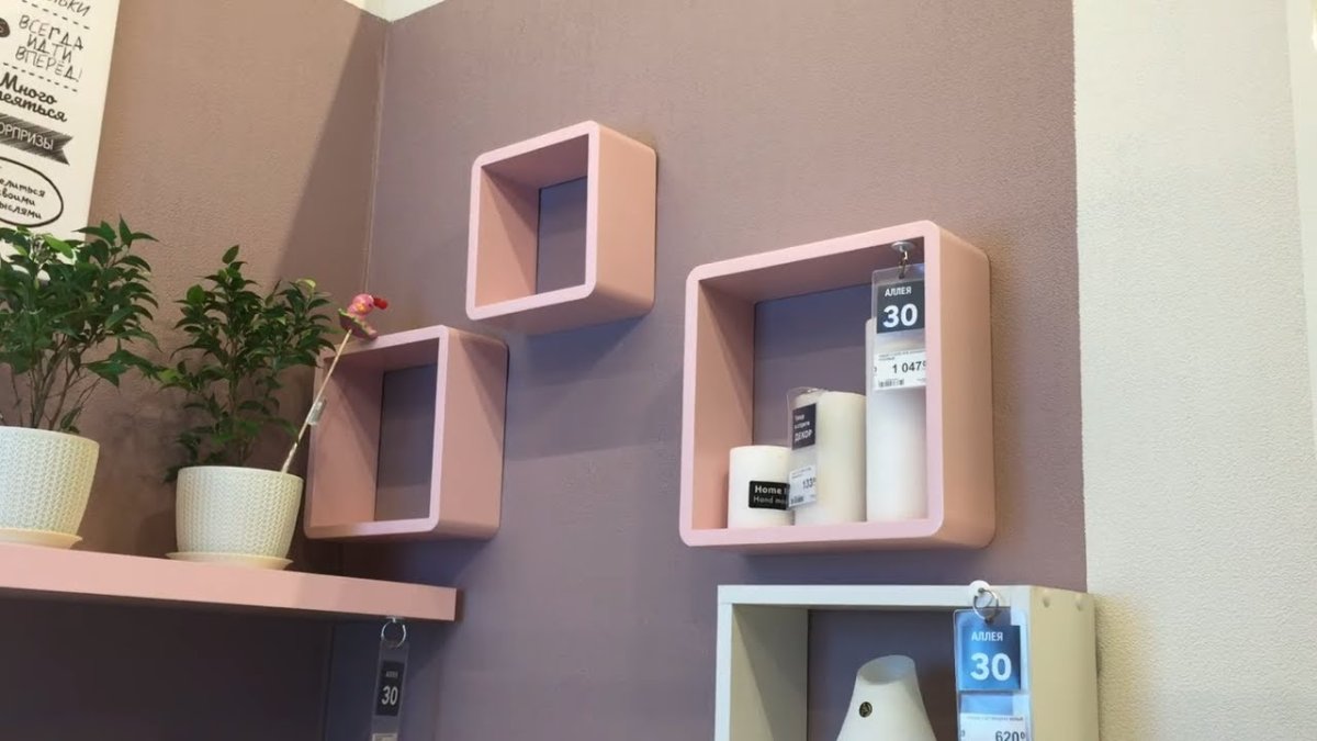 Три квадратные полки в интерьере