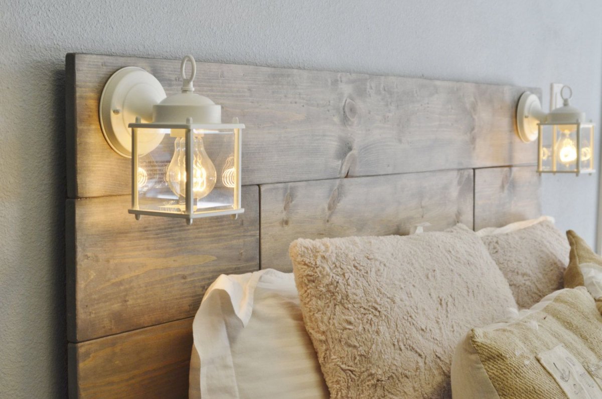 Бра из дерева у изголовья кровати