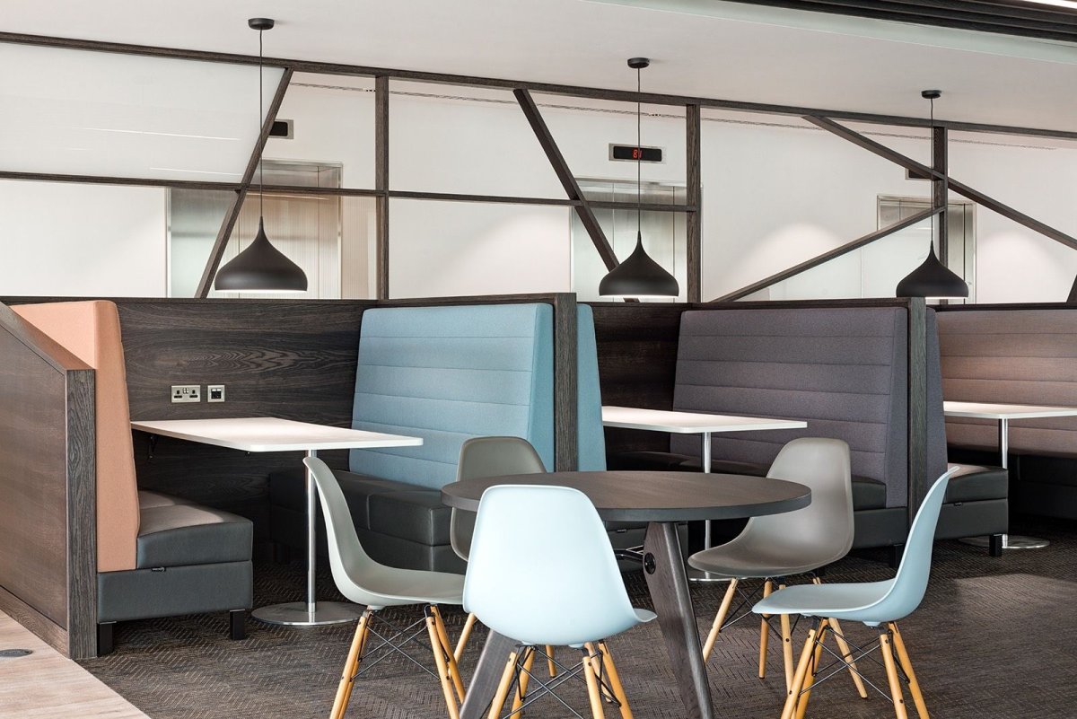 Открытый потолок в офисе