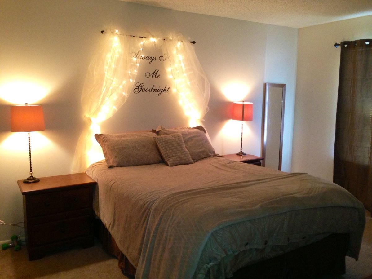 Настенный светильник над кроватью