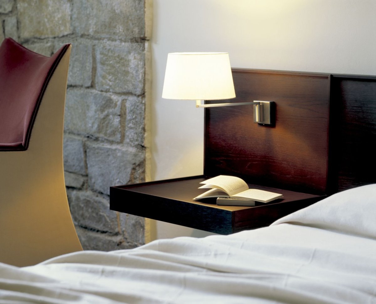 Светильники над тумбочками в спальне