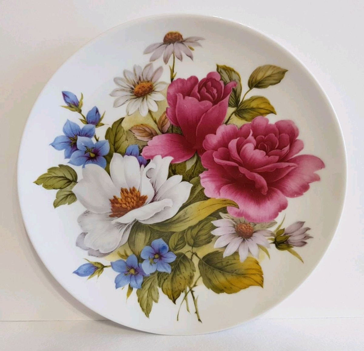 Настенные тарелки в интерьере