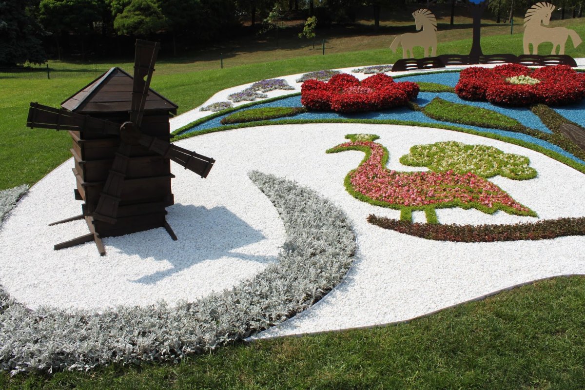 Цветной щебень на клумбе