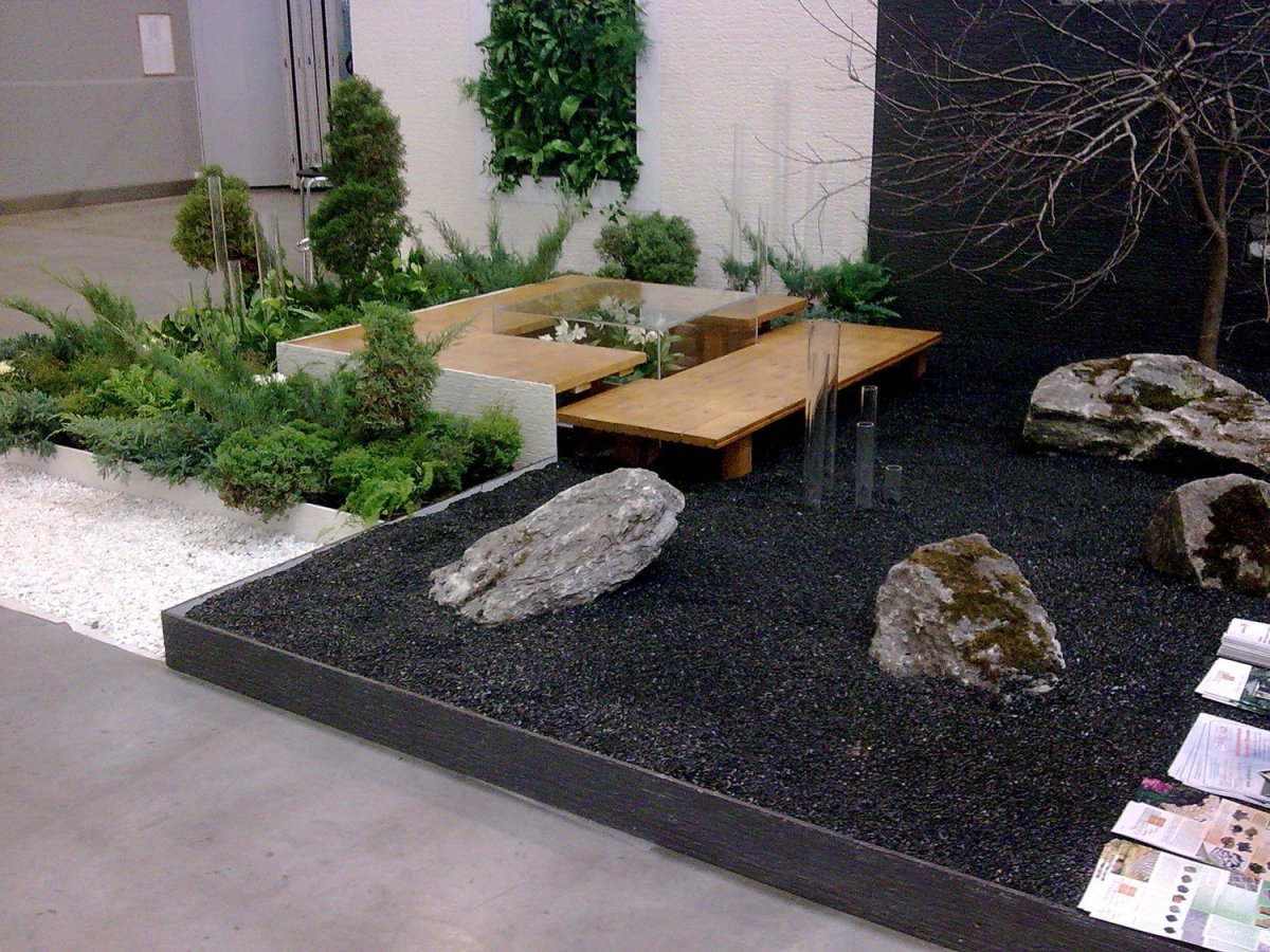 Белая мраморная крошка в ландшафте