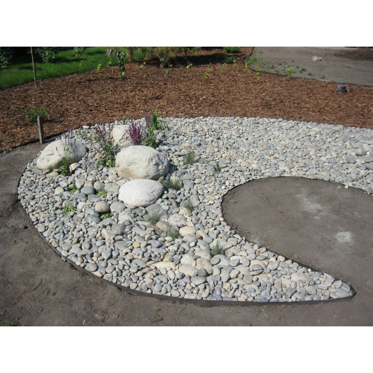 Мраморная крошка в саду