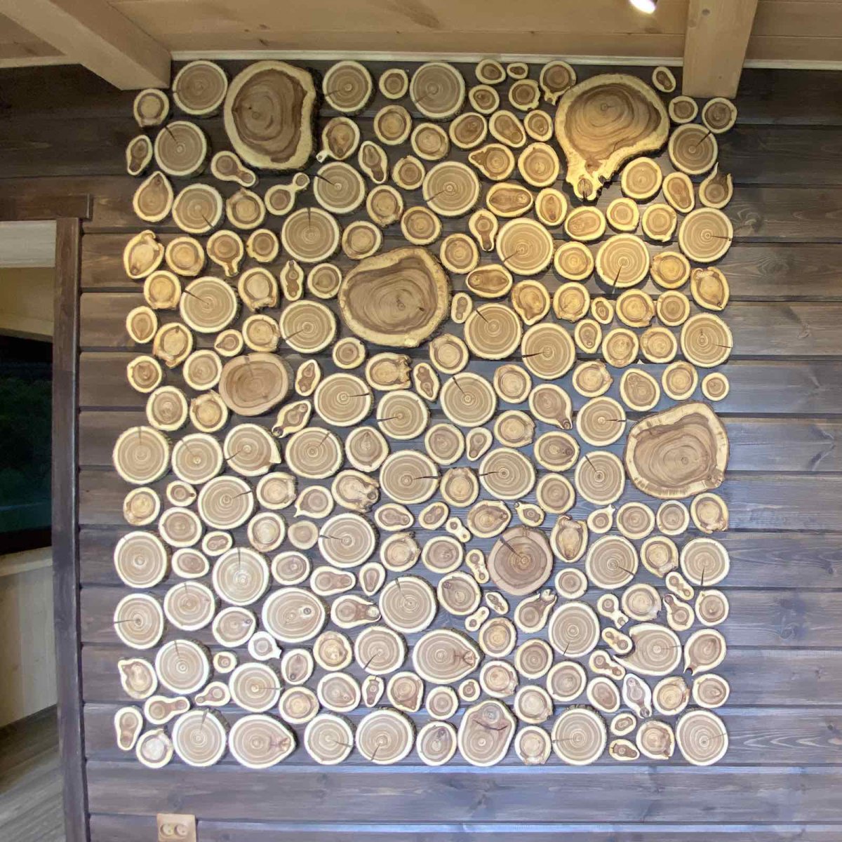 Отделка стен спилами