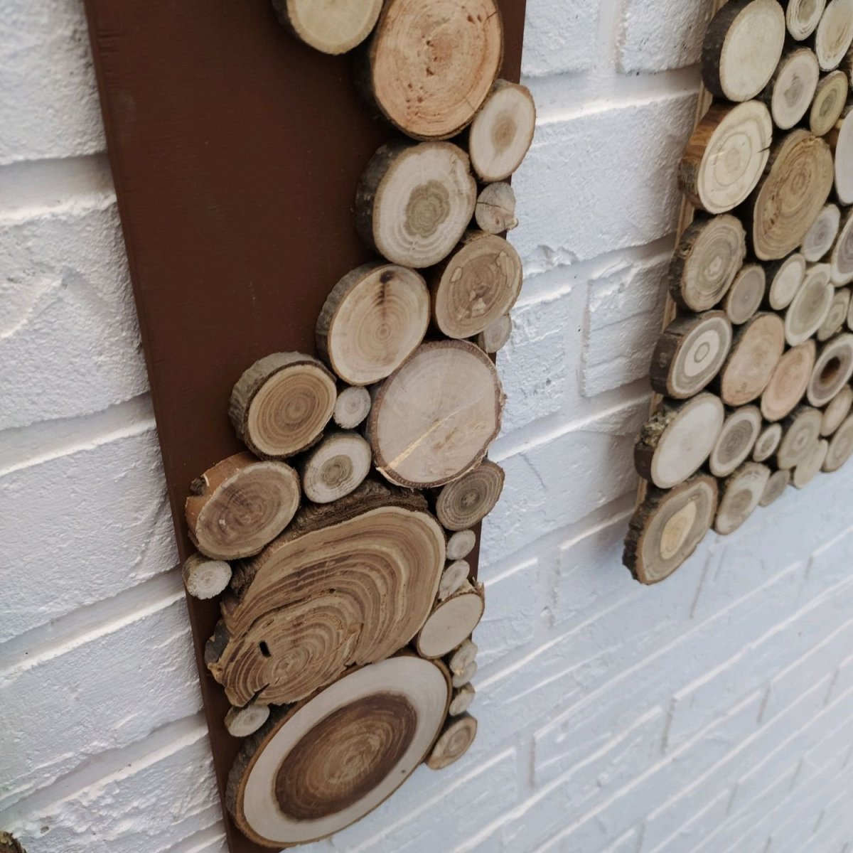 Отделка стен спилами дерева