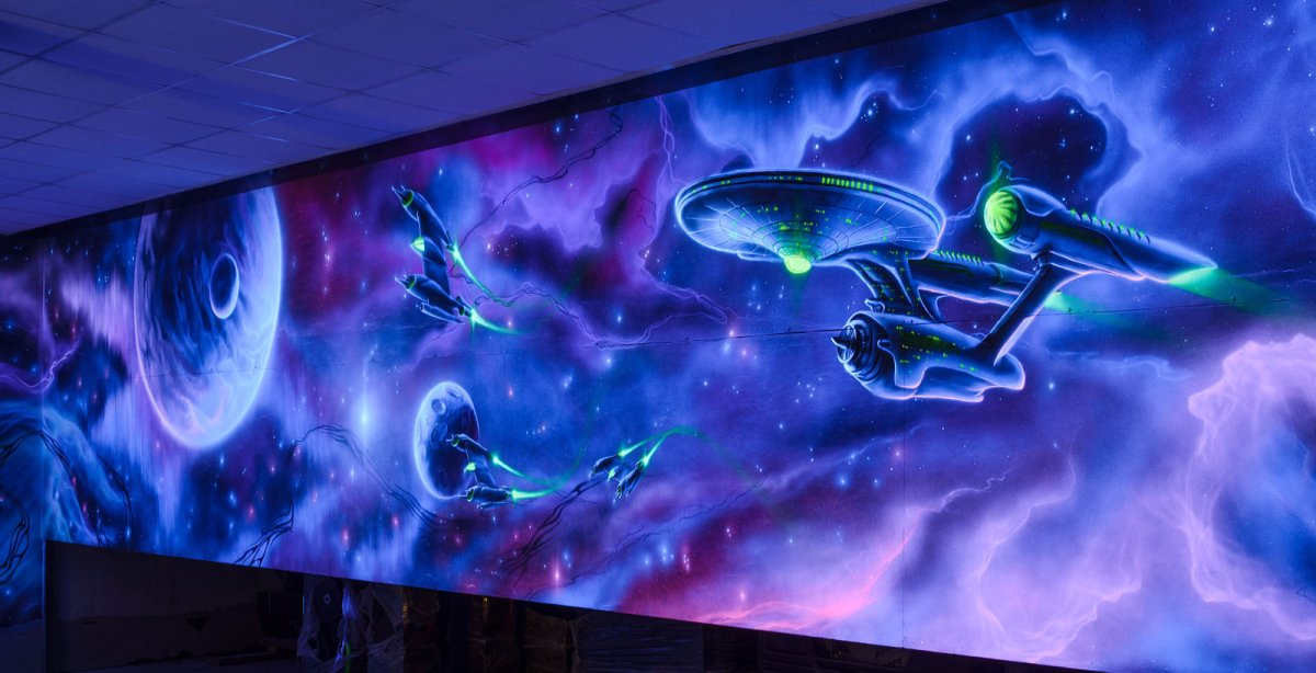 Космос люминесцентными красками