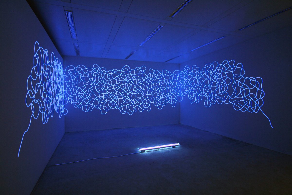 Флуоресцентная роспись стен в клубе