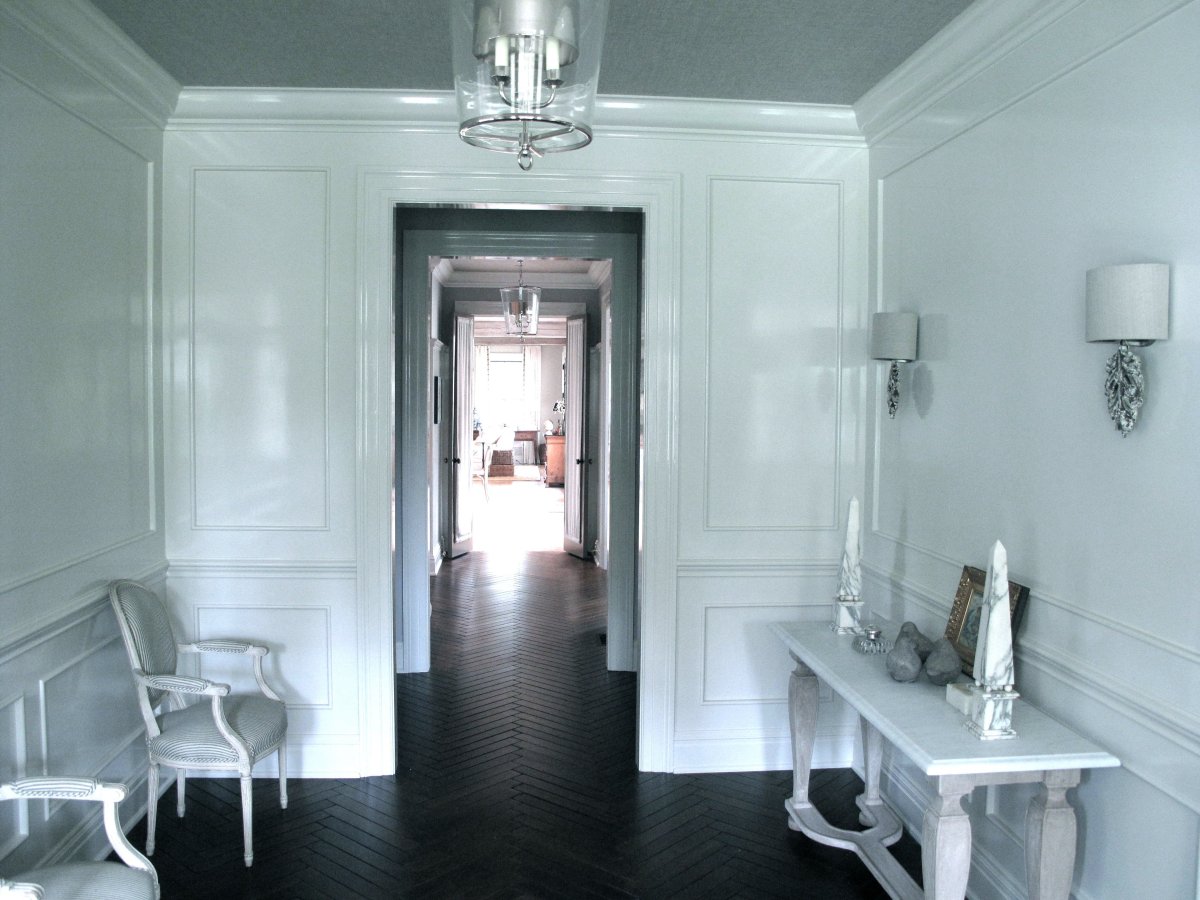 Глянцевая краска для стен в интерьере