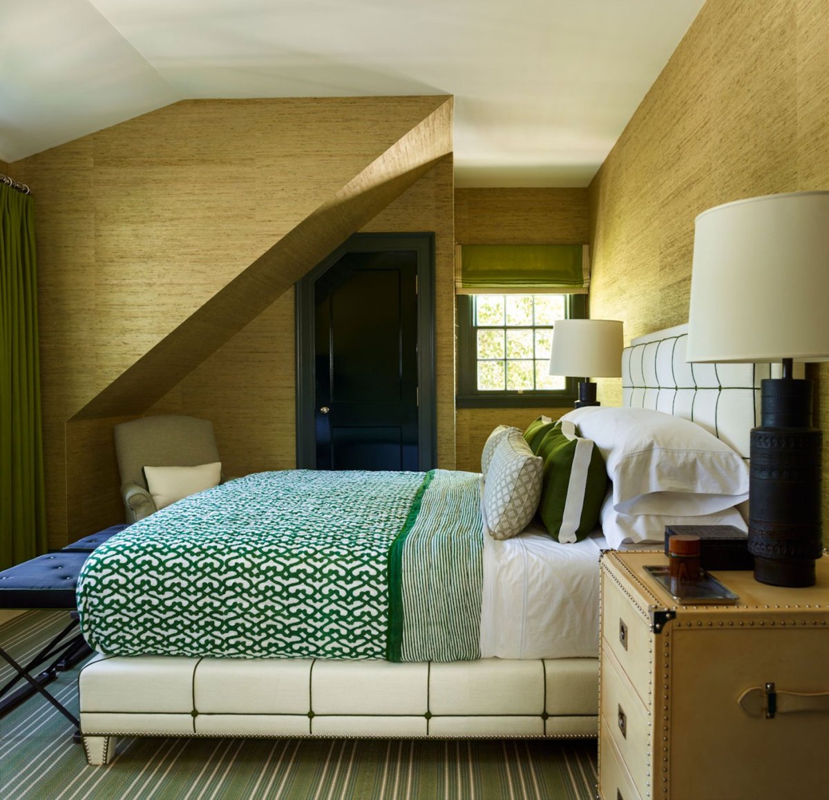 Зеленый бархат в интерьере спальни