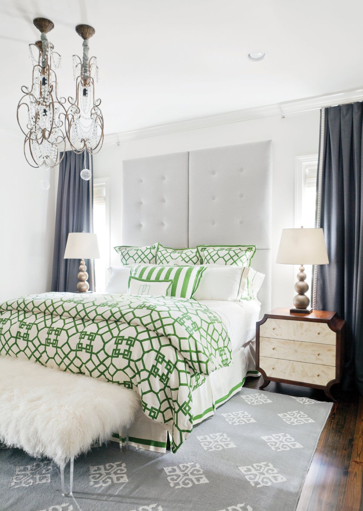 Кровать с зеленым изголовьем