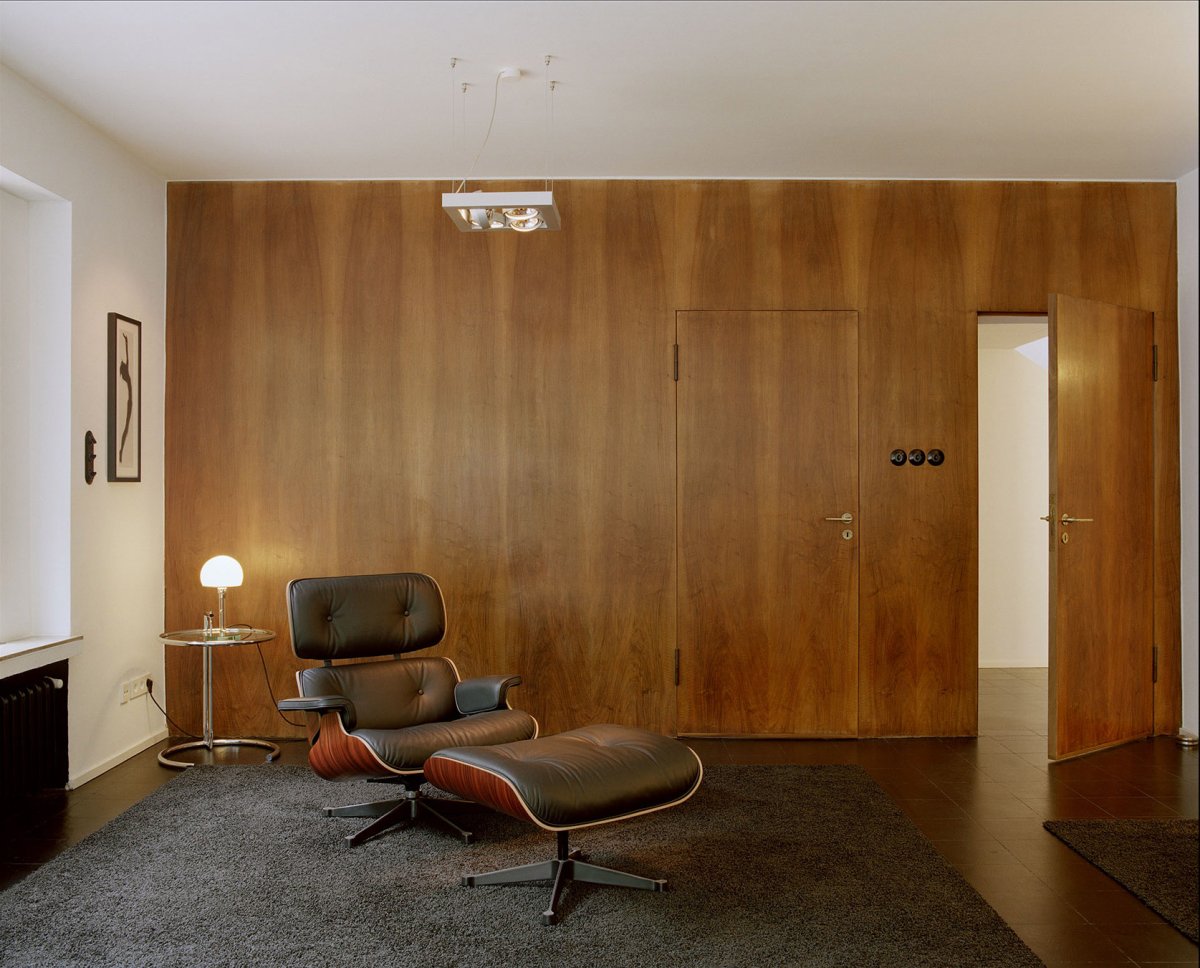 Ламинат на стене в кабинете