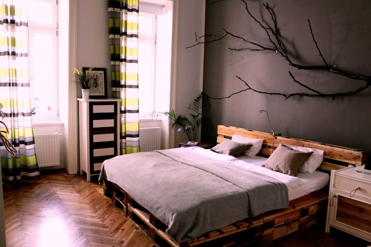 Кровать из поддонов со шторами