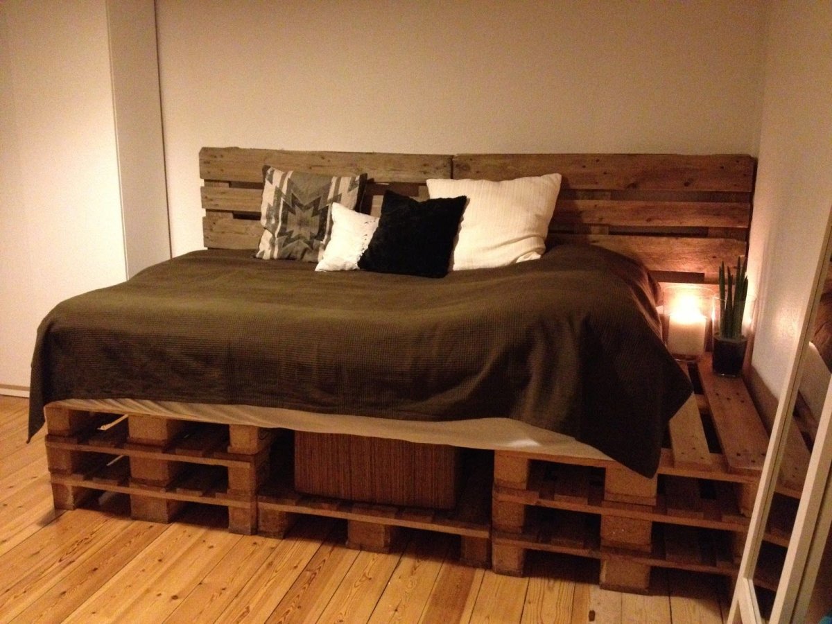 Кровать из поддонов в черном цвете
